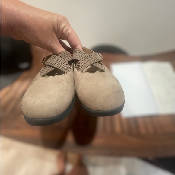 ROCKPORT Suede Upper Mary Jane flats. Tried on but never worn. NWOT no flaws - Picture 7 of 9